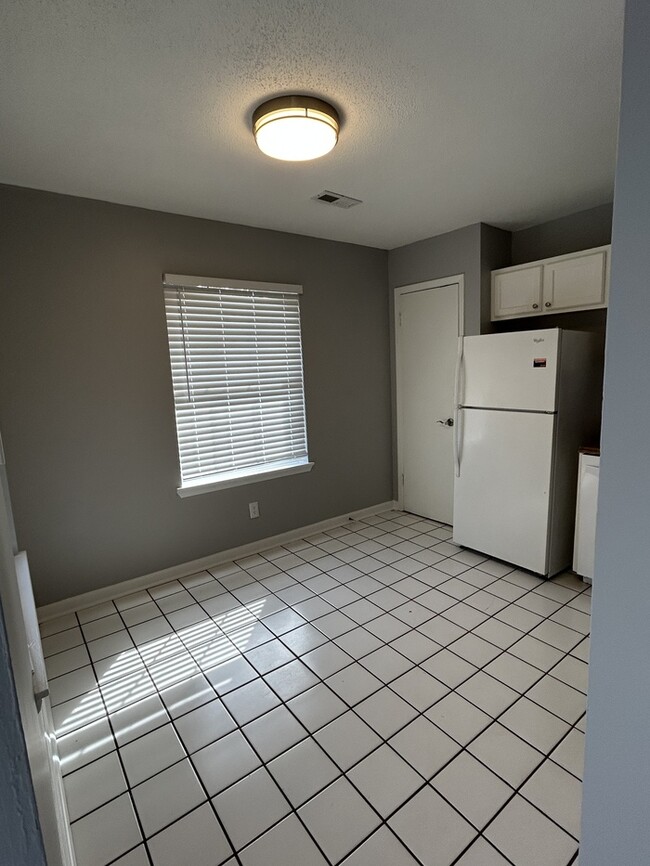 Building Photo - 4 bedroom duplex-East Ridge