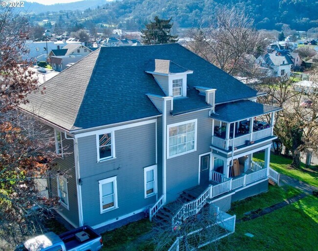 Building Photo - 957 SE Stephens St