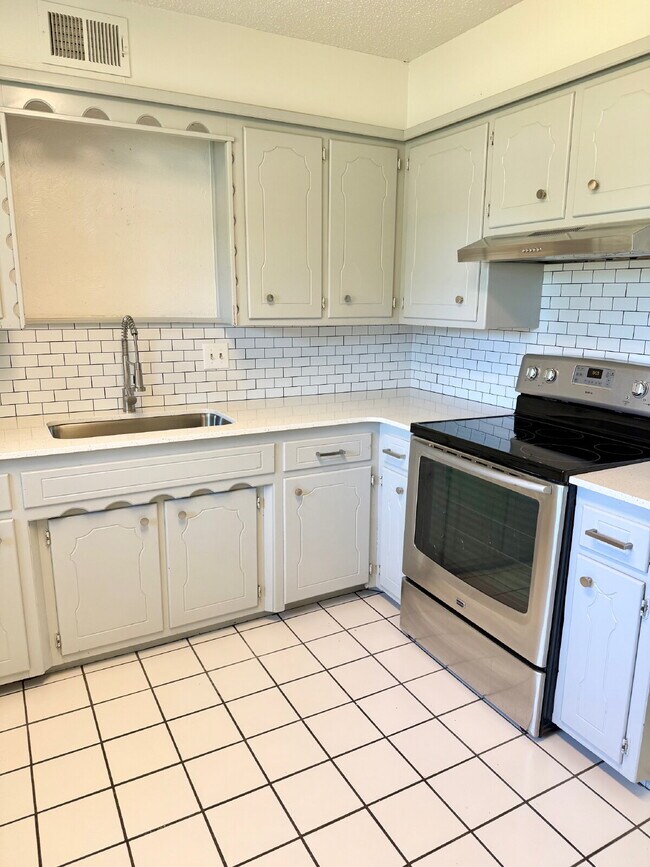 Building Photo - Inviting Mustang Gem with Spacious Kitchen...