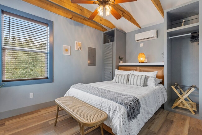 Building Photo - 304 Tide St