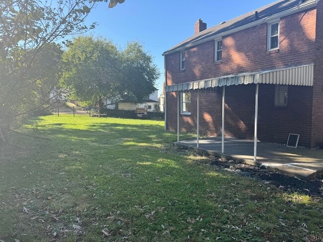 Building Photo - Completely Updated, Open , Quiet House in Oakmont!