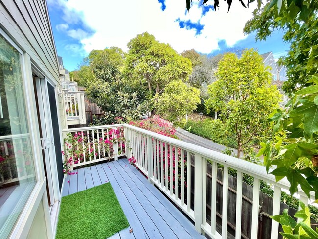 Building Photo - Spacious 3BR/2BA Potrero Hill Townhouse Ho...