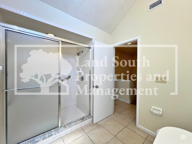 Building Photo - 707 Carpenters Way