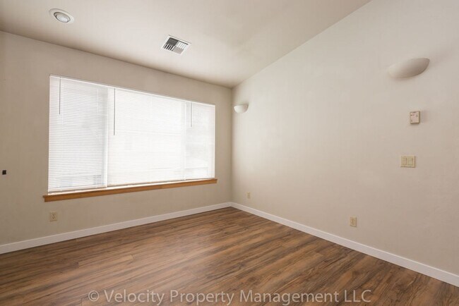 Building Photo - M150