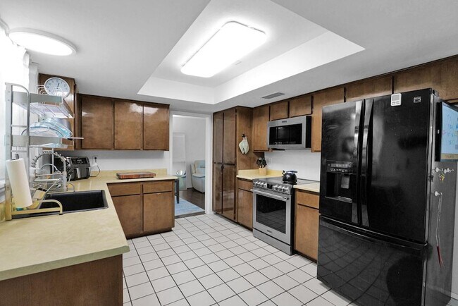Building Photo - 2420 W Mandalay Ln