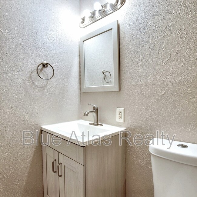 Building Photo - 3901 Royal Crest Dr