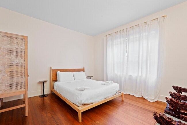 Building Photo - 211 W 40th St