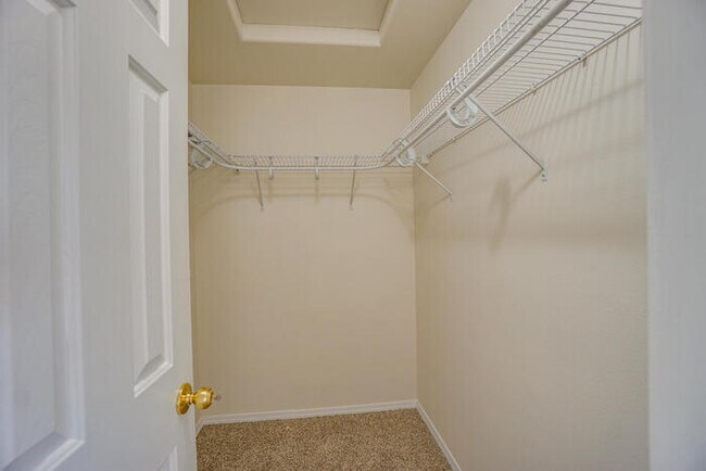 Building Photo - THREE BEDROOM TOWNHOME WITH GARAGE ACROSS FROM SHOPPING AND DINING