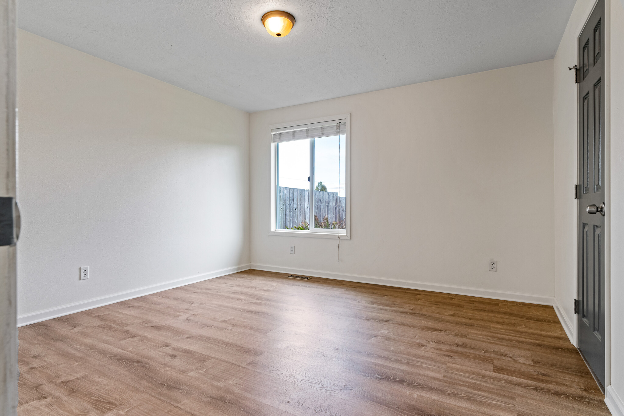 Building Photo - 404 Hillview Dr