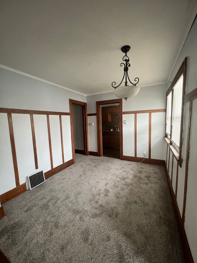 Building Photo - 2 bed 1 bath house $995