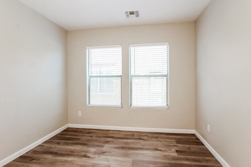 Building Photo - 10916 W Elm St