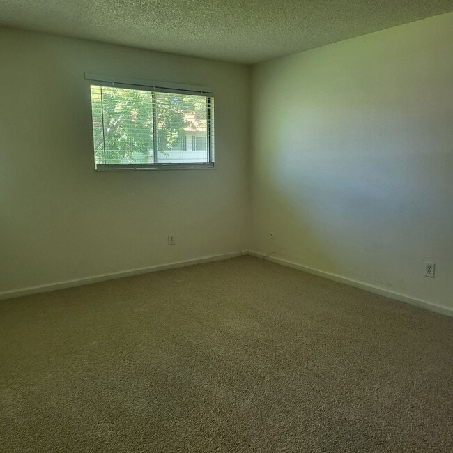 Building Photo - Nice Smithridge condo