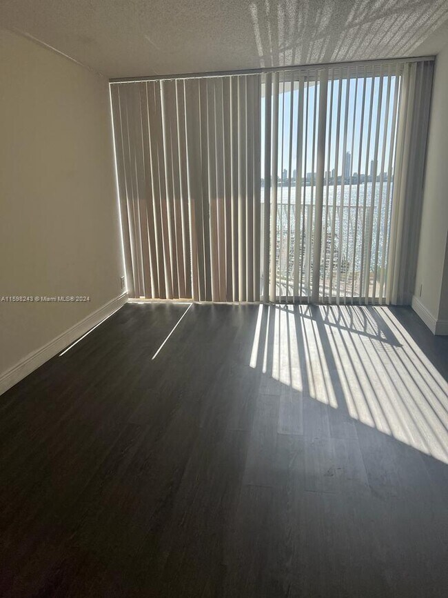 Building Photo - 7601 E Treasure Dr