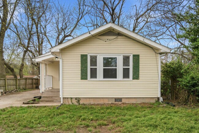 Building Photo - Move-In Ready 3 Bed with Modern Updates & Detached Garage