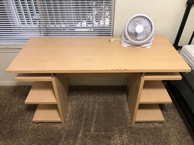 Desk 2 - 521 Southwest Pky