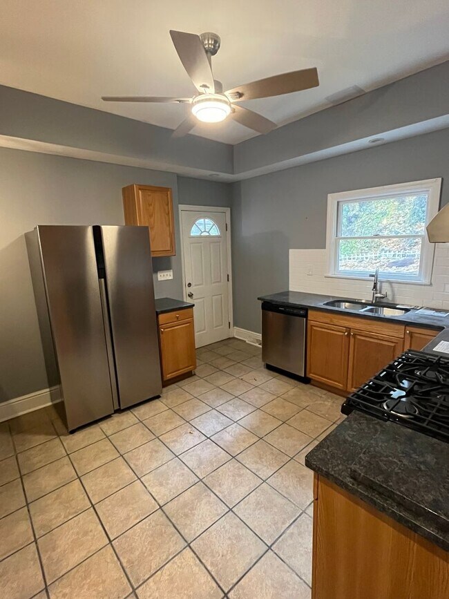 Building Photo - 418 Noble St