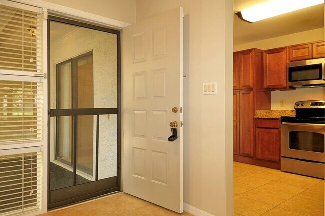 Building Photo - Dr. Phillips Townhome in Gated Community
