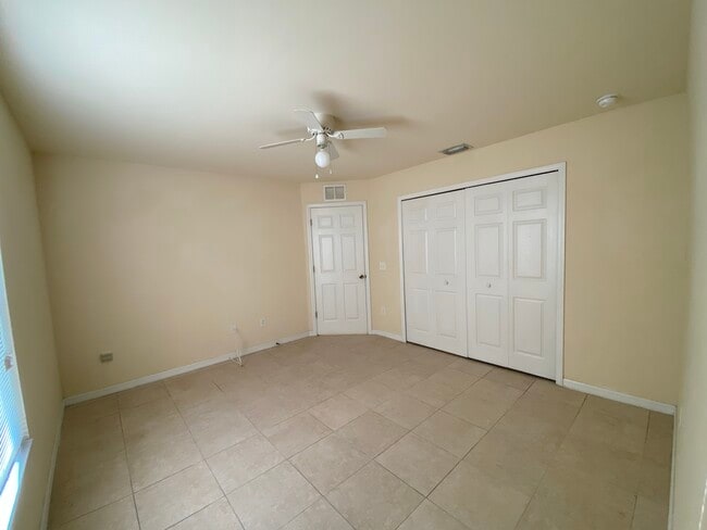 Building Photo - 910 SE 12th Terrace