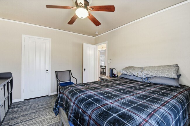 Building Photo - Spacious Home near I-244