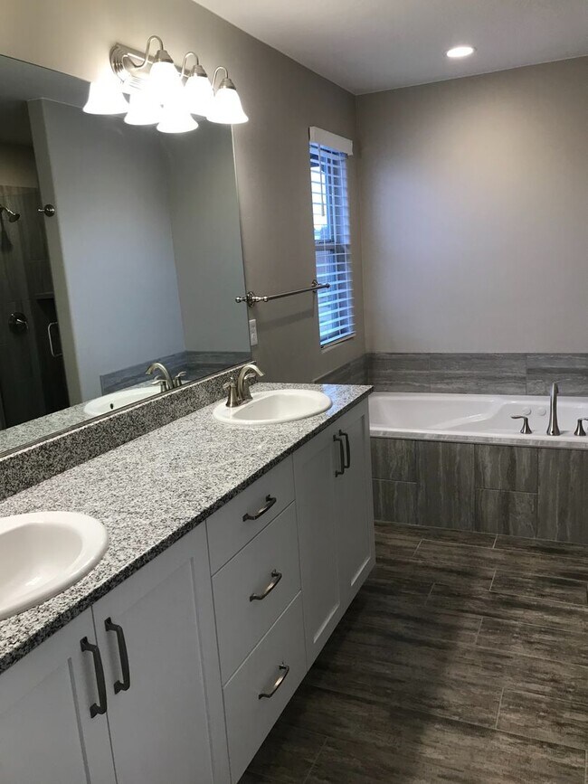 Building Photo - Like New Townhouse in St. George!