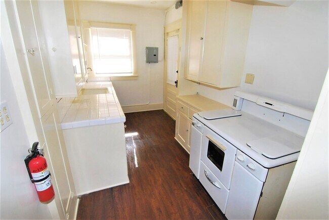 Building Photo - Charming Upstairs 1BR with Vintage Appeal in Alamitos Beach