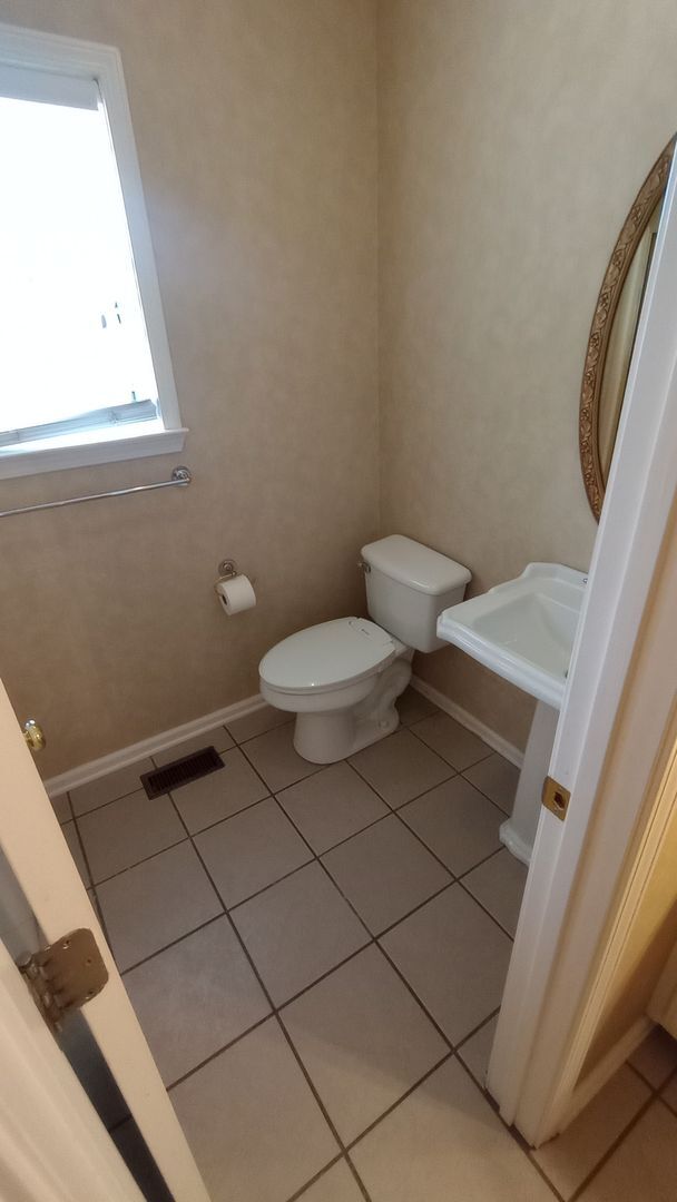 Building Photo - 4 bedroom 3 bath Home with Pickleball Cour...