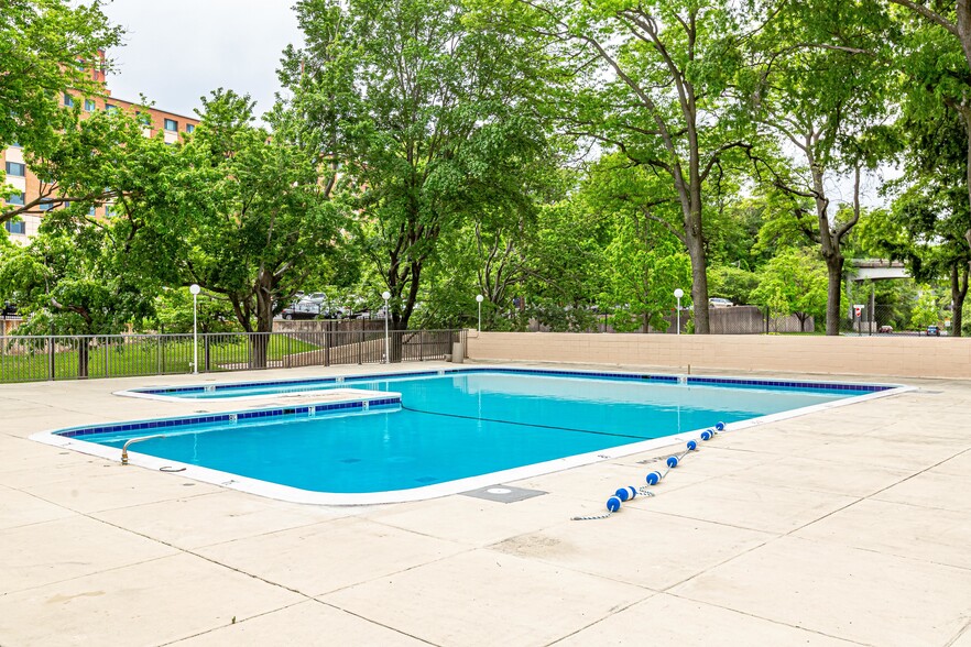 Building Photo - 1300 Army Navy Dr