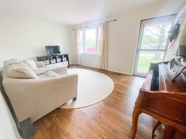 Building Photo - Beautiful 3 bedroom 2 bathroom brick home ...