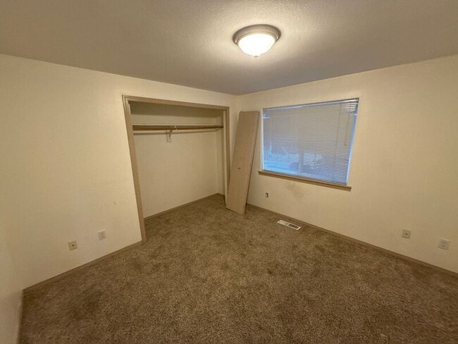 Building Photo - 1685 Lucinda Ave NE