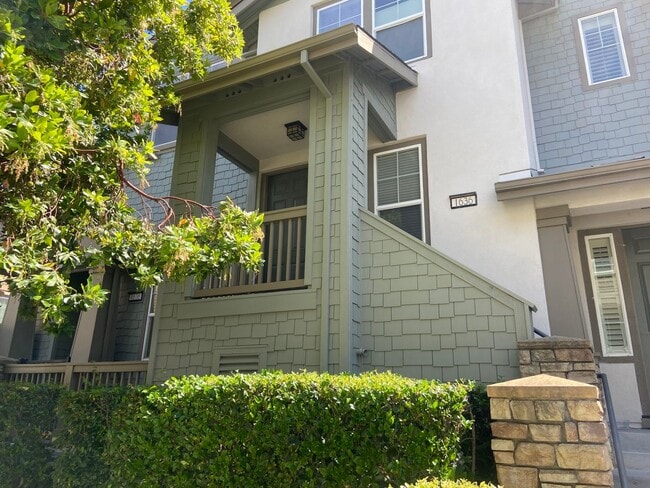 Primary Photo - Newer Multi-Level Downtown Townhouse with ...