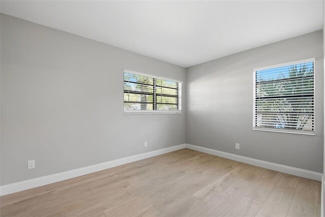 Building Photo - 405 Shore Dr E