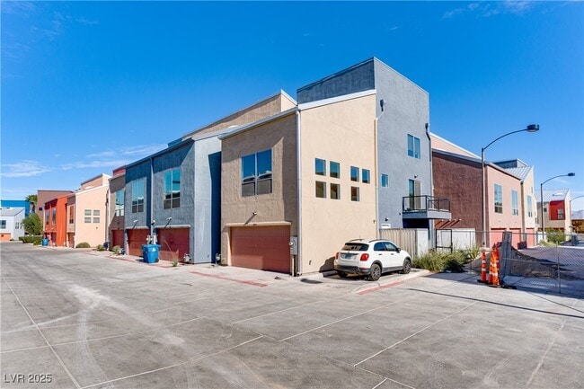 Building Photo - 254 Tower St