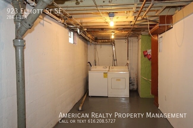 Building Photo - 923 Elliott St SE