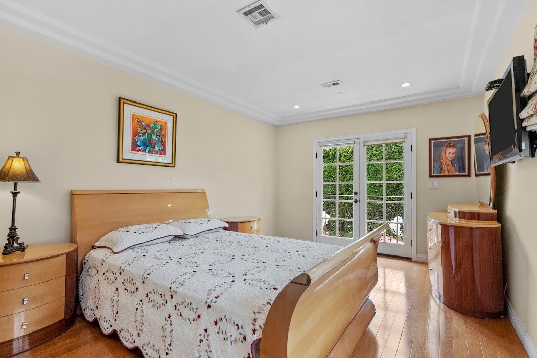 Building Photo - 1617 N Orange Grove Ave