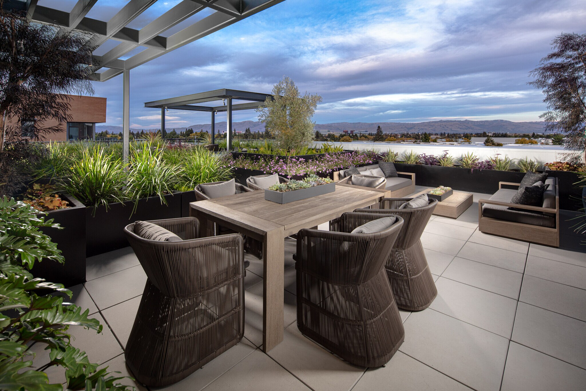 Rooftop Access - 3578 Rambla Plz