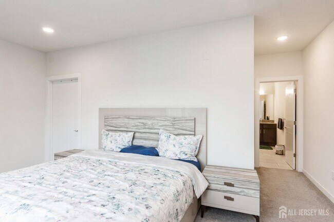 Building Photo - 727 Lorhan Dr