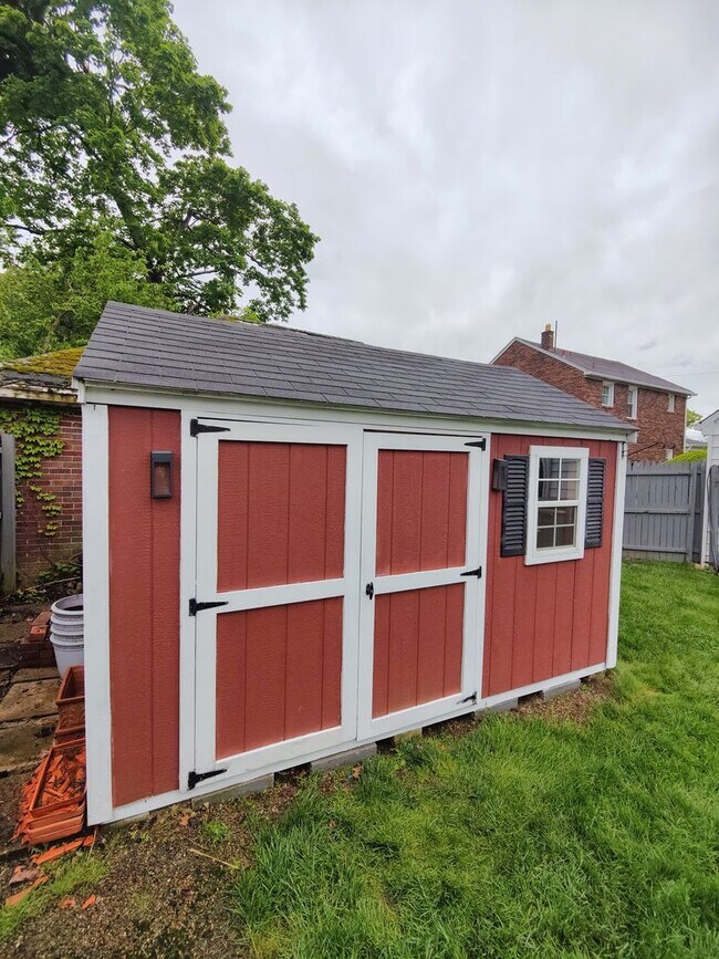 Building Photo - *Beautifully Updated & Spacious 3BD/2BA Si...