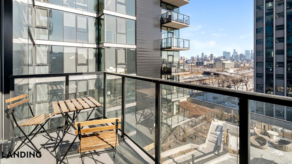 Building Photo - 513 S Damen Ave