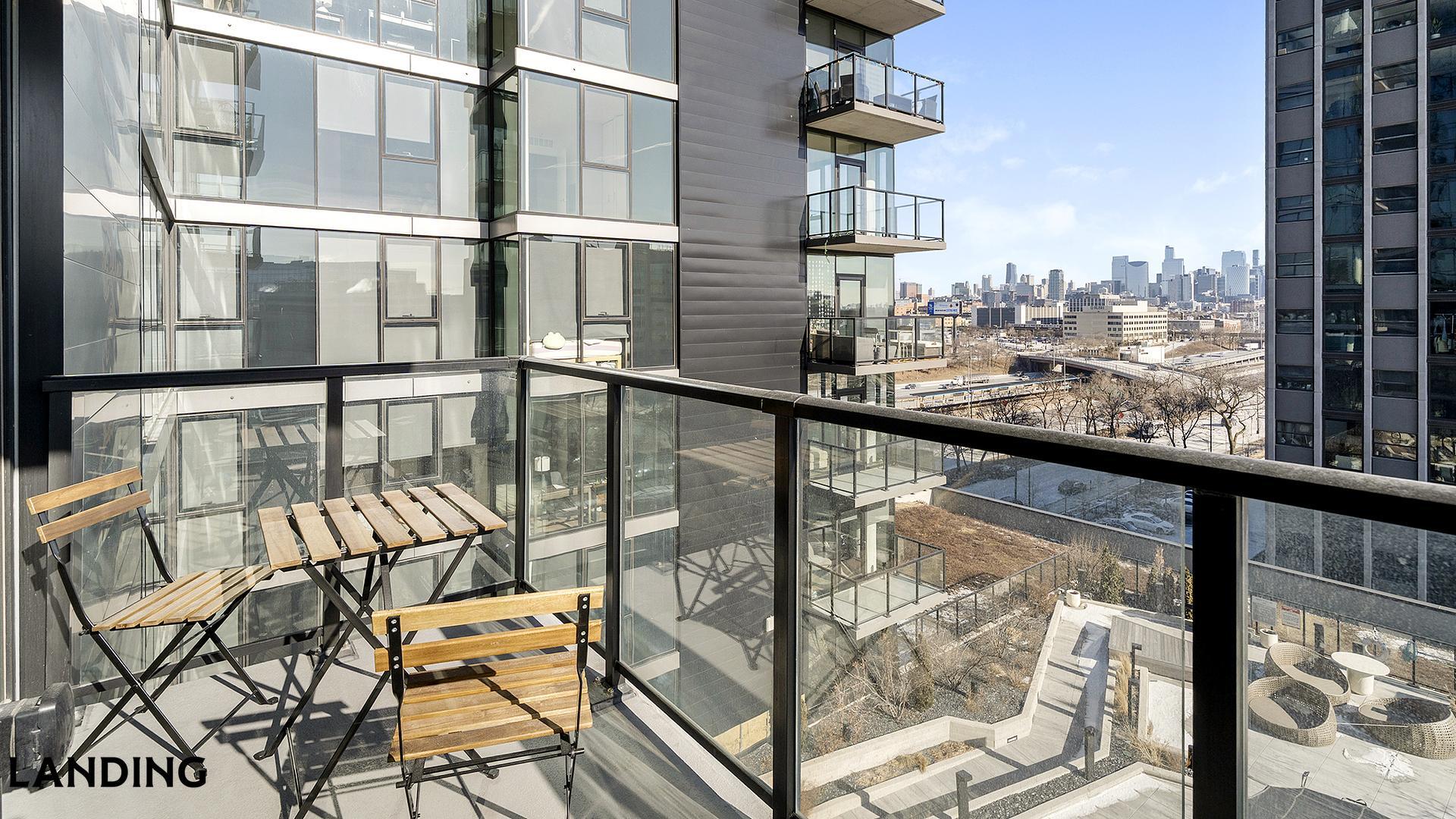 Building Photo - 513 S Damen Ave