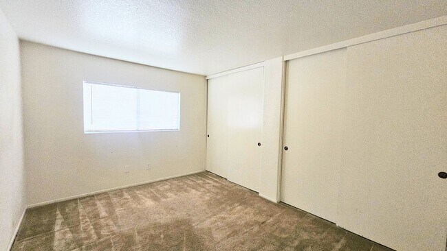 Building Photo - Gorgeous Single Story Home- Huge Back Yard...