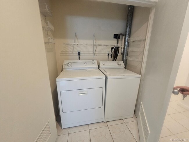 Building Photo - 804 Hampshire Rd