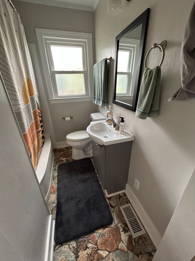 Building Photo - Gorgeous updated furnished cottage!