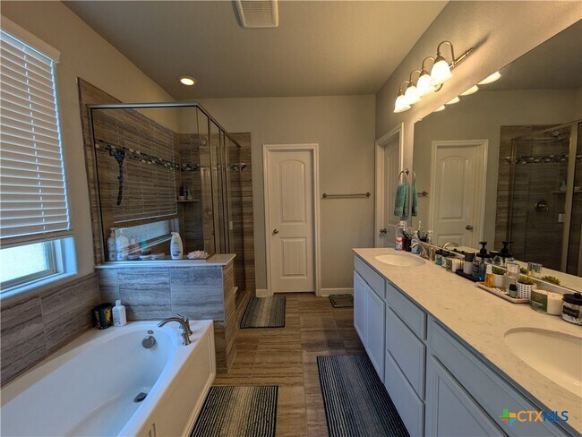 Building Photo - 892 Maple Dr