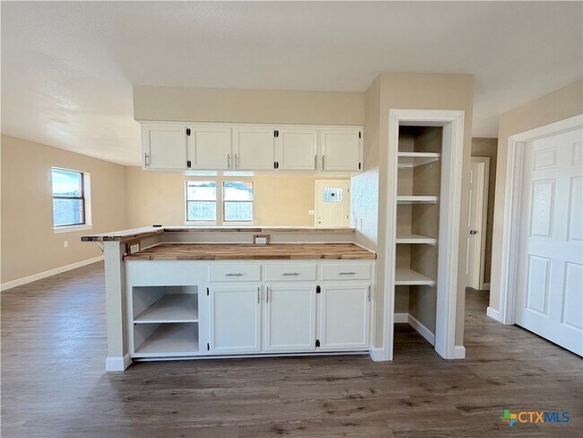 Building Photo - 1616 Lonesome