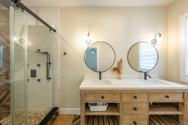 Building Photo - 139 W 4th Ave