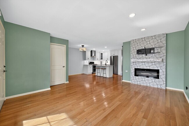 Building Photo - Beautiful 2 Bedroom, 1 Bathroom Condo In W...