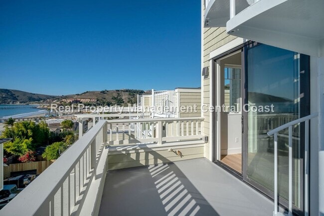 Building Photo - AVAILABLE JULY - Executive Townhome in Avi...