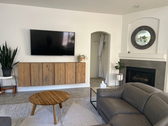 Building Photo - Gorgeous Northwest 3 Bedroom!