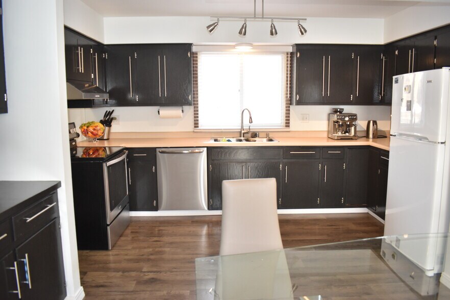 Kitchen - 1954 River Park Ct
