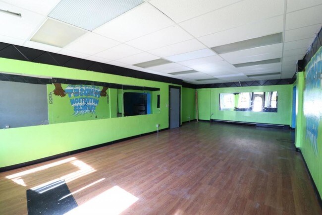 Building Photo - 4999 Turney Road #Storefront